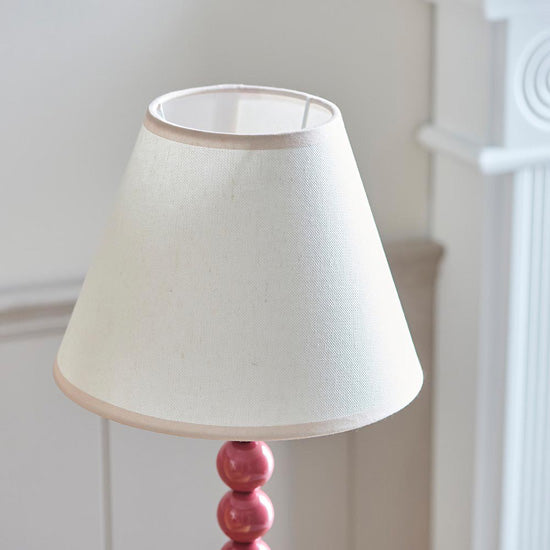 Higgledy And Ivy 25cm Vintage White Shade Table Lamp With High Gloss Pink Clay Base